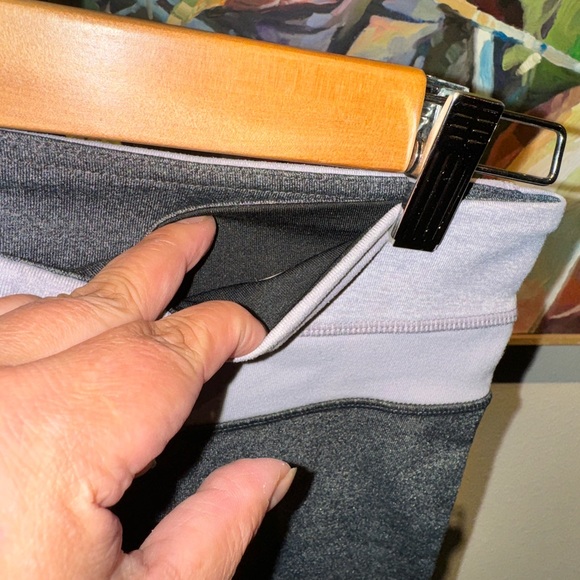 Lululemon Wunder Groove Crop Reversible grey & lavender Leggings. Size 4. - Picture 9 of 10